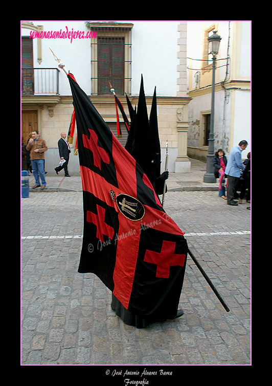 Nazareno que porta la Bandera del Señor de la Hermandad del Santo Entierro