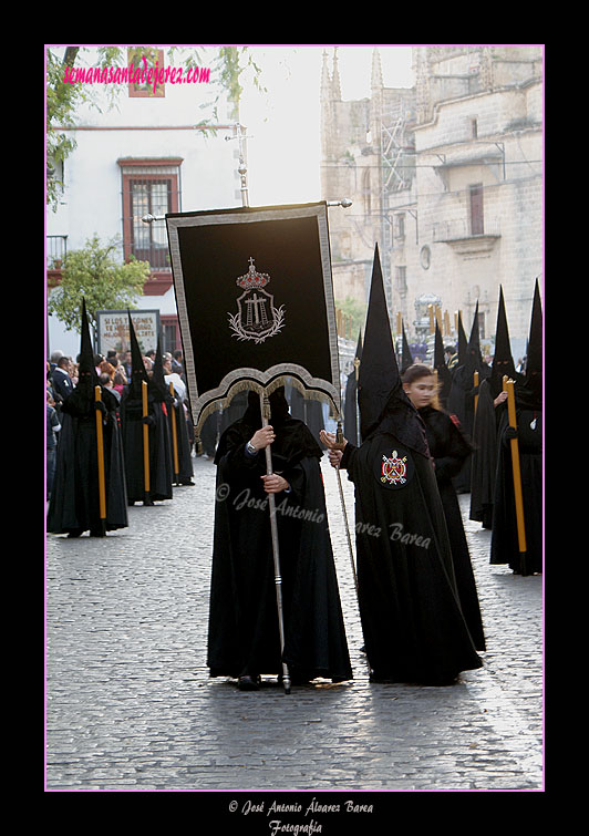 Nazareno portando el Primer Estandarte de la Hermandad del Santo Entierro