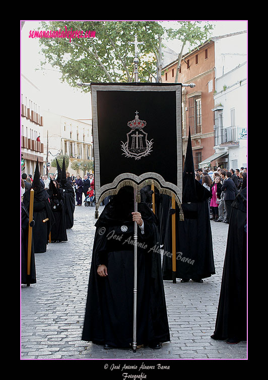 Nazareno portando el Primer Estandarte de la Hermandad del Santo Entierro