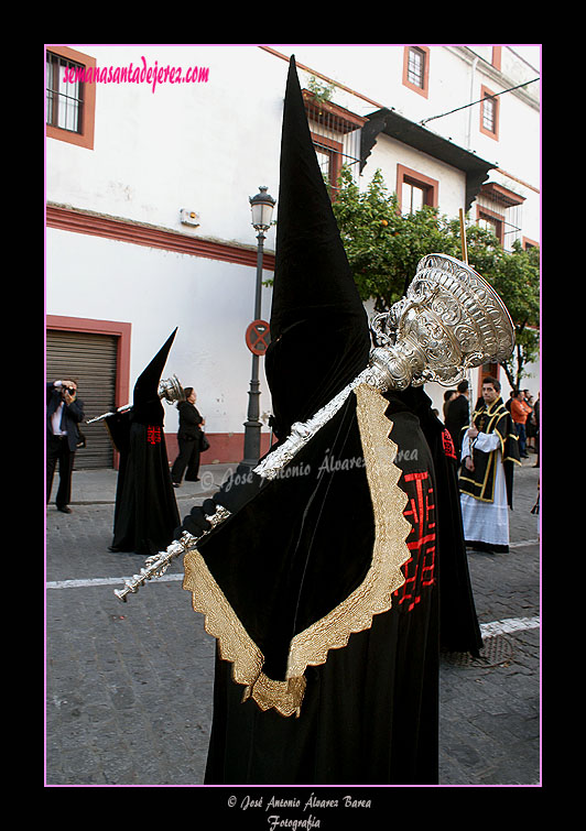 Nazarenos con bocinas de la Hermandad del Santo Entierro