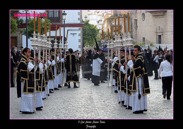 Cuerpo de Acólitos del paso de la Urna de la Hermandad del Santo Entierro con 18 ciriales