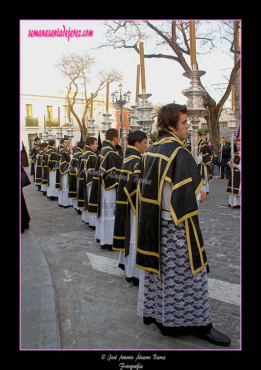 Acólitos ceriferarios del Cuerpo de Acólitos del paso de la Urna de la Hermandad del Santo Entierro