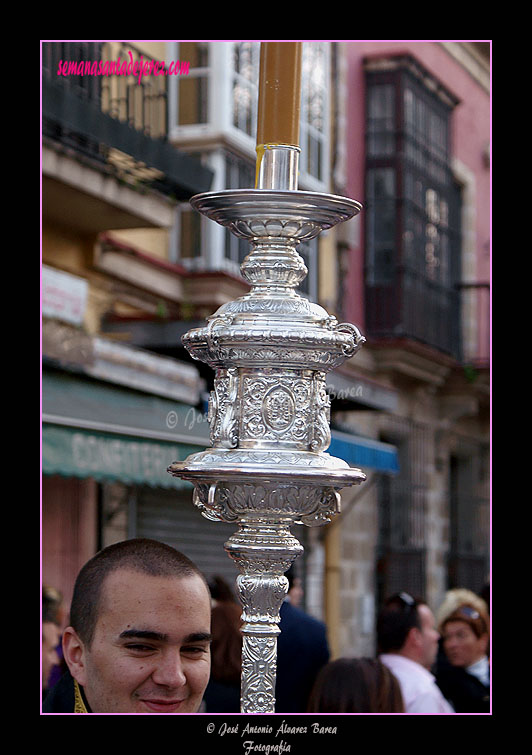 Cirial del cortejo del paso de la Urna de la Hermandad del Santo Entierro