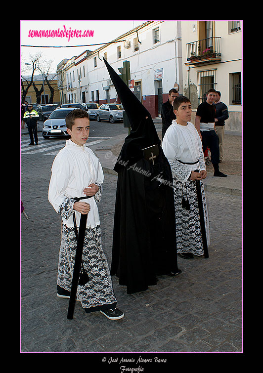 Nazareno portando el Libro de Difuntos, tras la Urna en la Hermandad del Santo Entierro