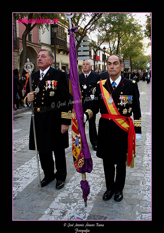 Pendón Morado de Castilla, tras el Paso de la Urna en la Hermandad del Santo Entierro