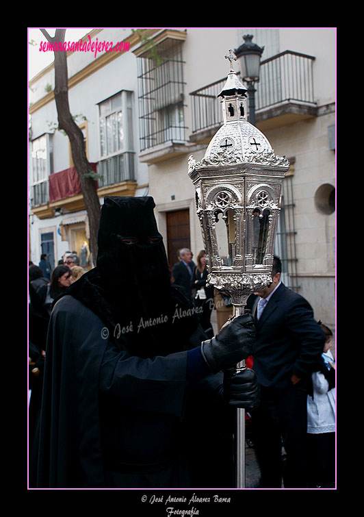 Nazareno con farol que acompaña al Simpecado de la Hermandad del Santo Entierro