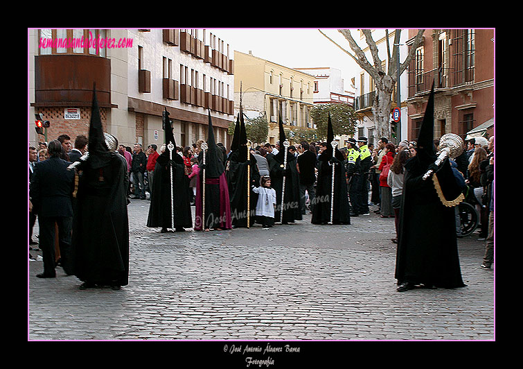 Nazarenos con bocinas y presidencia del paso de palio de la Hermandad del Santo Entierro