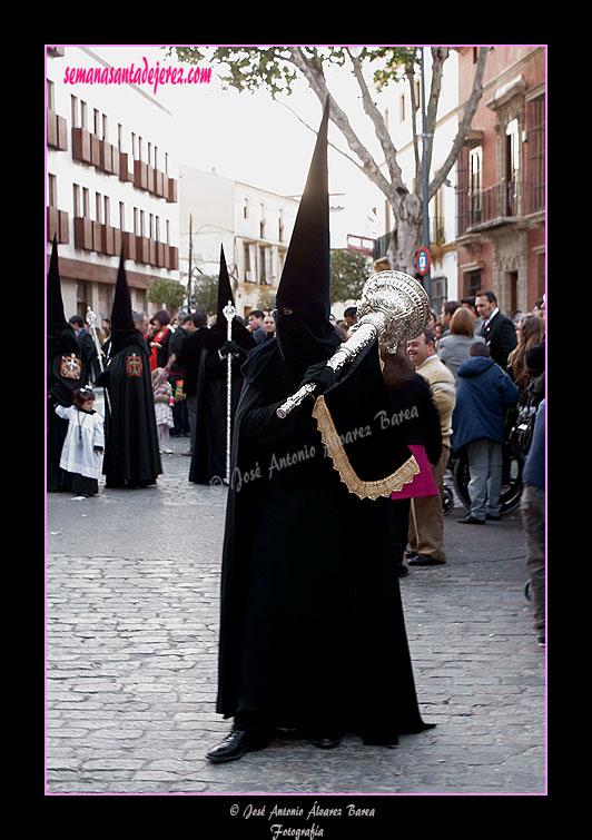 Nazareno con bocina de la Hermandad del Santo Entierro