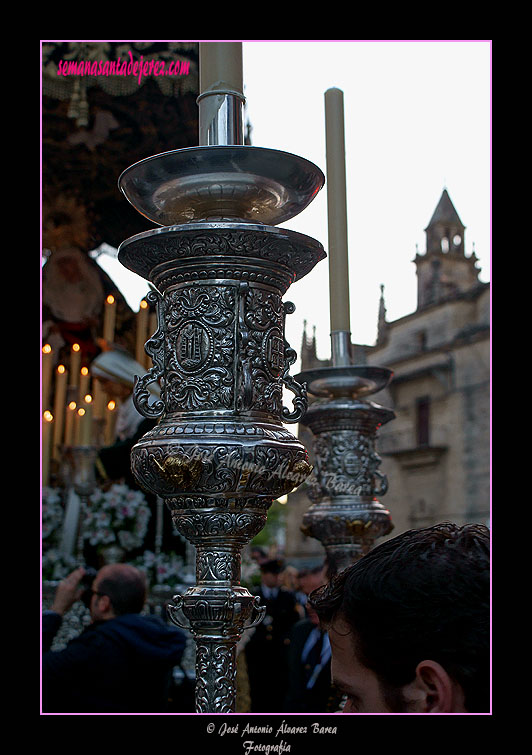 Ciriales del cortejo del paso de palio de la Hermandad del Santo Entierro