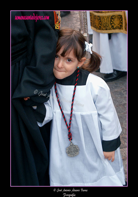 Pequeña acólito de la Hermandad del Santo Entierro