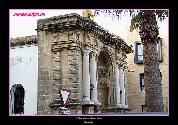 Fachada principal de la Real Capilla del Calvario 