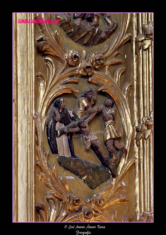 Medallón representado una Estación del Via-Crucis (Retablo Mayor de la Real Capilla del Calvario)