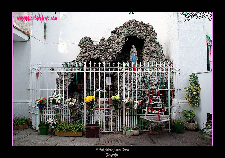 Roca con la Virgen de Lourdes (Real Capilla del Calvario) 