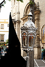 Nazareno con farol que acompaña a la Cruz de Guía de la Hermandad del Santo Entierro