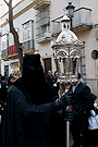 Nazareno con farol que acompaña al Simpecado de la Hermandad del Santo Entierro