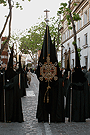 Nazareno portando el Estandarte de la Hermandad del Santo Entierro