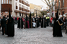 Nazarenos con bocinas y presidencia del paso de palio de la Hermandad del Santo Entierro