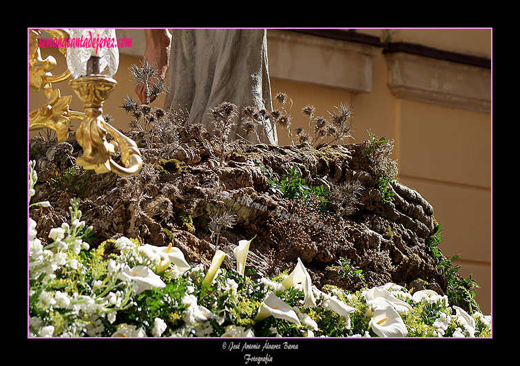 Monte simulado en el Paso del Santísimo Cristo Resucitado