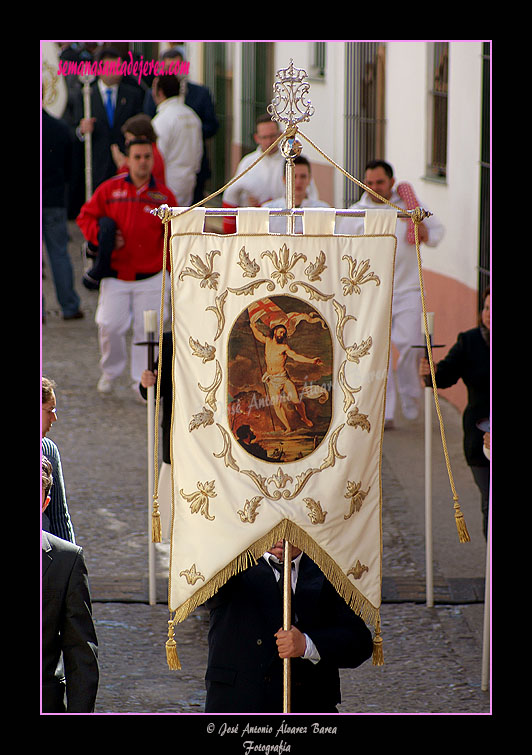 Hermano portando el Estandarte de la Resurrección de la Hermandad de Cristo Resucitado