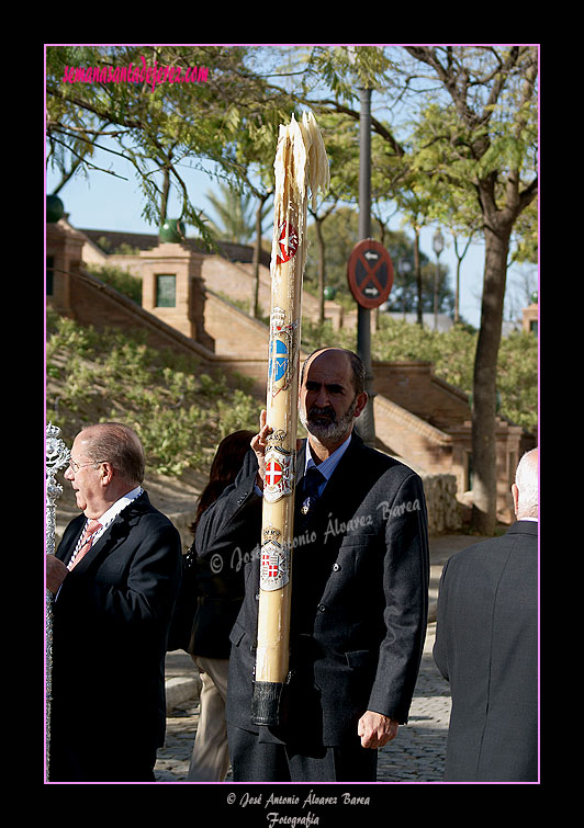 Hermano portando el Cirio Pascual de la Hermandad de Cristo Resucitado