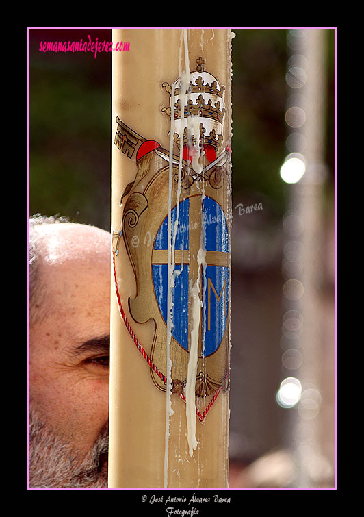 Detalle del Cirio Pascual de la Hermandad de Cristo Resucitado