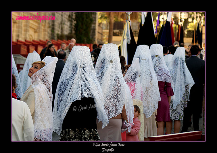 Mujeres con mantillas blancas de la Hermandad de Cristo Resucitado