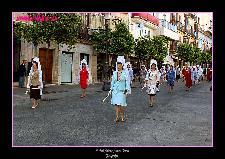 Mujeres con mantillas blancas de la Hermandad de Cristo Resucitado