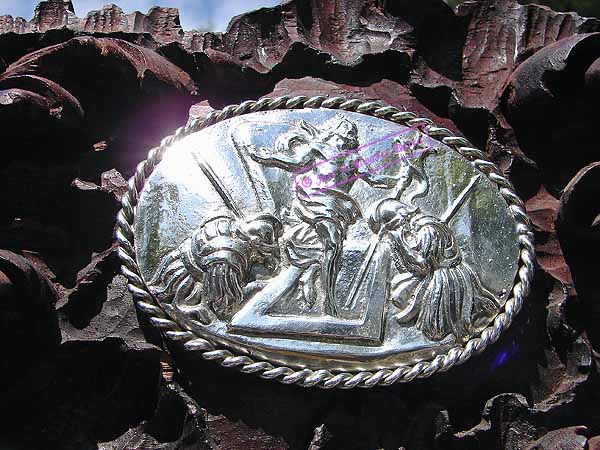 Detalle de cartela de la Cruz de Guía de la Hermandad de la Clemencia