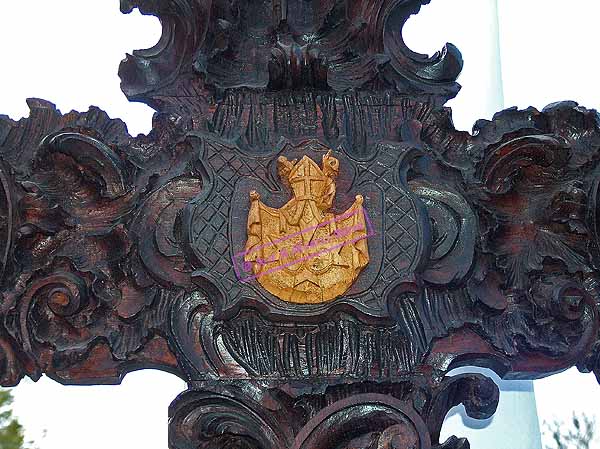 Escudo de la Hermandad en la cruceta de la Cruz de Guía de la Hermandad de la Clemencia