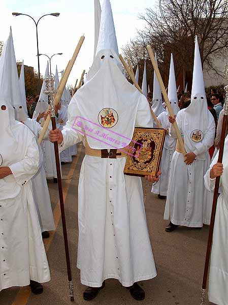 Nazareno que porta el Libro de Reglas de la Hermandad de la Clemencia