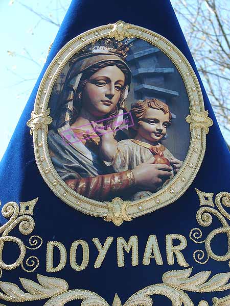 Banderín del movimiento DOYMAR del colegio Nuestra Señora del Sagrado Corazon (Perpetuo Socorro) en el cortejo de la Hermandad de la Clemencia