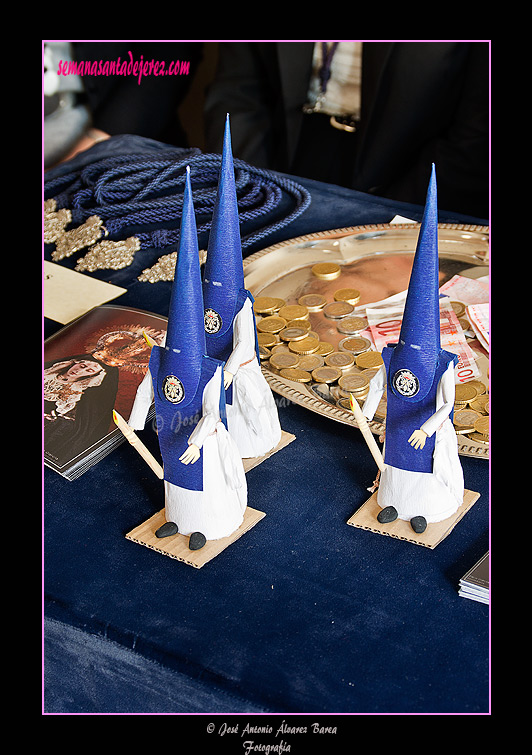 Nazarenitos en la mesa petitoria del Besamanos de María Santísima del Consuelo 2011