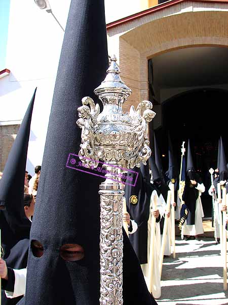 Pertiga del nazareno que porta el Libro de Reglas de la Hermandad del Consuelo