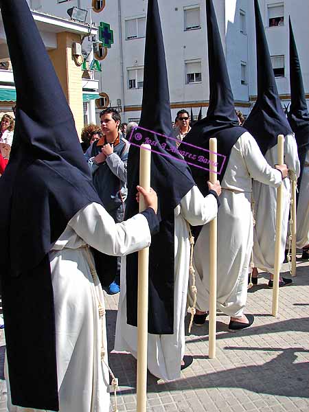 Nazarenos del cortejo de la Hermandad del Consuelo 