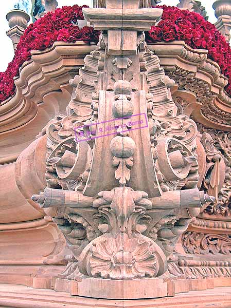 Detalle del lateral del frontal de la Canastilla del Paso de Misterio de Nuestro Padre Jesús del Soberano Poder ante Caifás