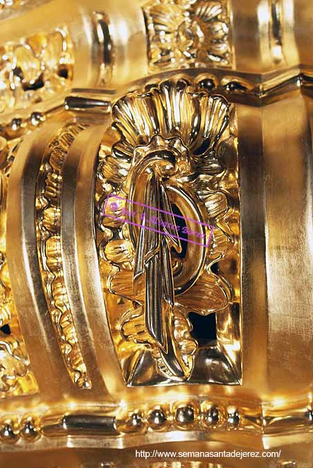 Detalle del frontal de la Canastilla del Paso de Misterio de Nuestro Padre Jesús del Soberano Poder ante Caifás