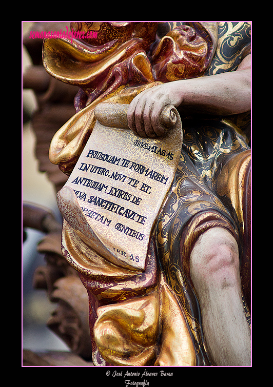 Cartela en la mano del Profeta Jeremías en la canastilla del Paso de Misterio de Nuestro Padre Jesús del Soberano Poder ante Caifás