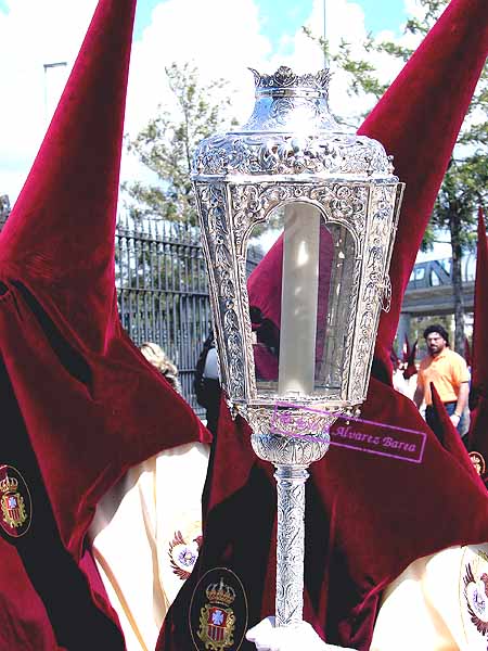 Farol que acompañan a la Cruz de Guia de la Hermandad del Soberano Poder