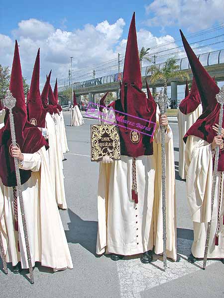 Nazareno que porta el Libro de Reglas de la Hermandad del Soberano Poder