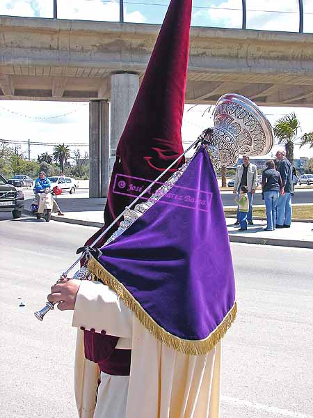 Nazareno con bocina de la Hermandad del Soberano Poder