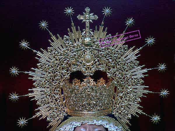 Corona prestada por la Hermandad de las Viñas a María Santísima Madre de la Iglesia