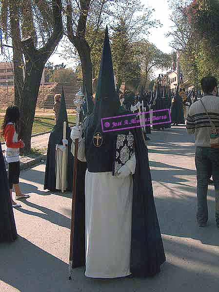 Nazareno que porta el Libro de Reglas de la Hermandad de la Redención