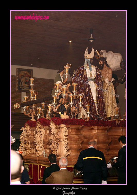 Paso de Misterio de Nuestro Padre Jesús de la Paz, aún en el interior del Templo antes de su salida procesional.