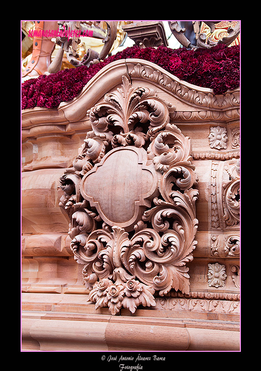 Tallado del lateral de la canastilla del Paso de Misterio de Nuestro Padre Jesús de la Paz