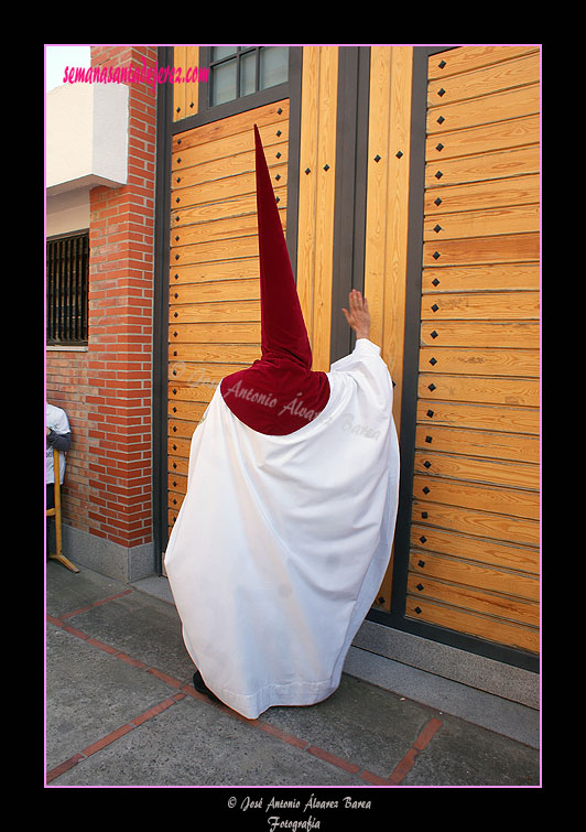 Diputado de Cruz de Guía de la Hermandad de la Paz de Fátima llamando a la puerta del Templo para que salga la Cofradía