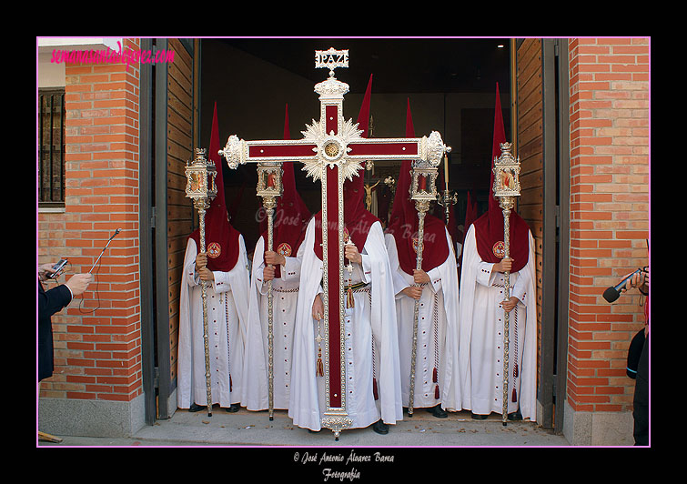 Cruz de Guia de la Hermandad de la Paz en el dintel de la puerta de la Iglesia de Fátima