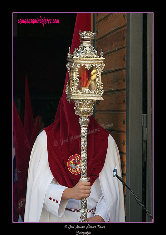 Nazareno con farol que acompaña a la Cruz de Guia de la Hermandad de la Paz de Fátima