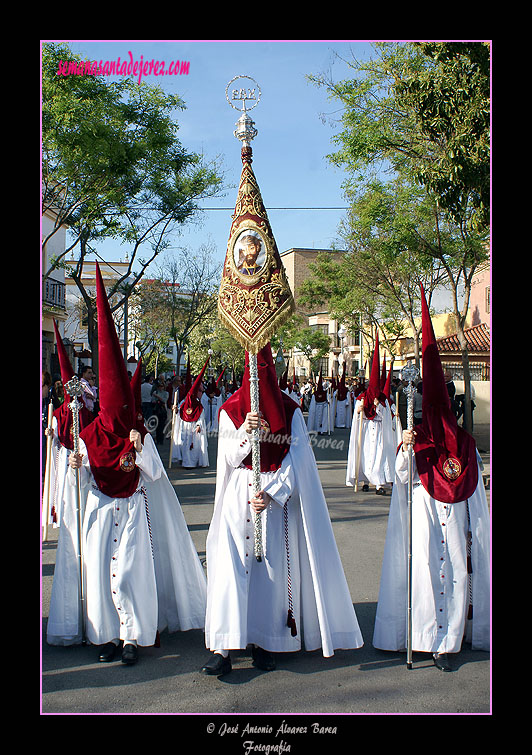 Nazareno portando el Banderin del Señor de la Paz de la Hermandad de la Paz de Fátima