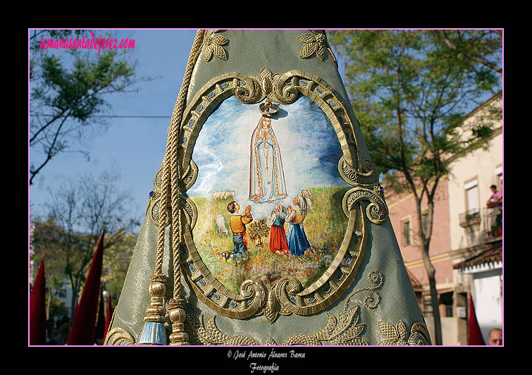 Banderín de la Aparición de la Virgen en Fátima de la Hermandad de la Paz