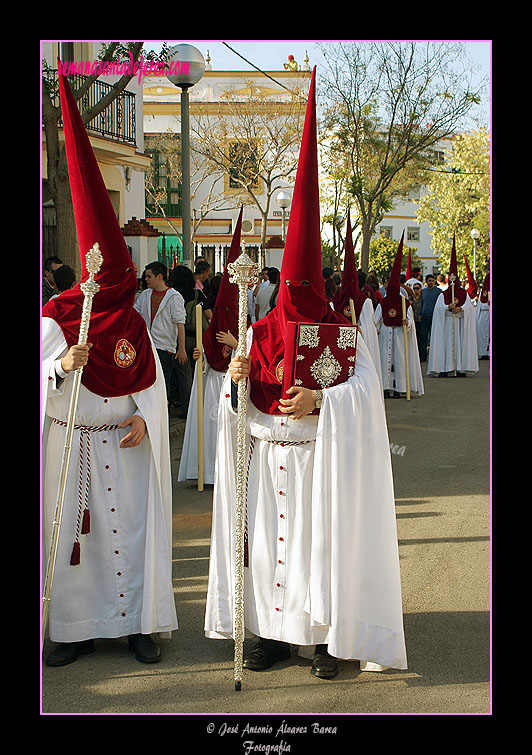 Nazareno portando el Libro de Reglas de la Hermandad de la Paz de Fátima